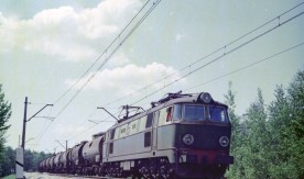 "Pociąg towarowy prowadzony przez lokomotywę elektryczną ET22". Numer inwentarzowy: Neg....